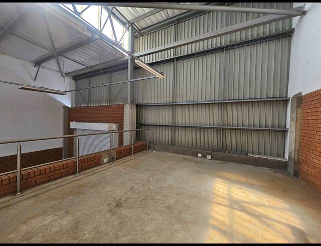 290M² WAREHOUSE TO LET IN LONGLAKE